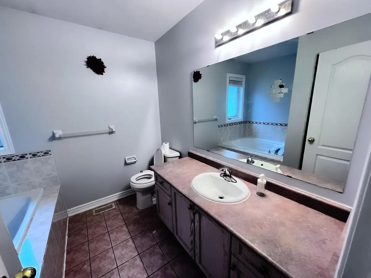 Vila Cozy & Modern Retreat Mississauga